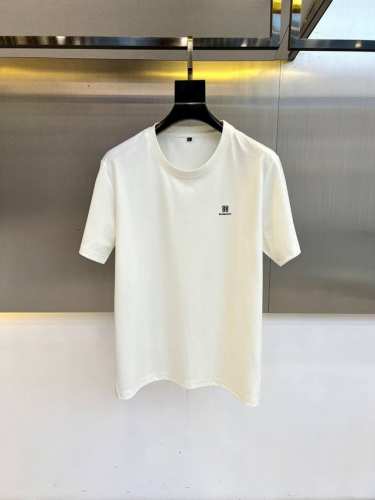given纪梵希、2025春夏新品发售新品短袖T恤。采用进口丝光欧棉面料，温儒柔软 细腻柔软 上身自然是舒适 凉爽，胸前线绣Logo图案撞色时尚立体。颜色十分清