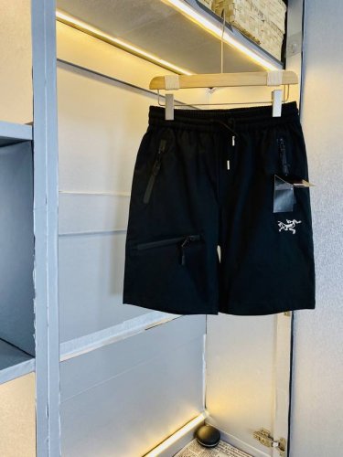 原单货 情侣款始祖鸟 2025春夏新品短裤 专柜同步有售，时尚休闲裤 速干裤 沙滩裤，进口原版面料，上身舒适透气，顶级工艺图案，腰围工艺螺纹围接，档次极高，版型