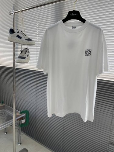 loew 25Ss新款T恤衫，胸前独家Loewe绣花工艺 ，重磅面料 ，三标齐全 面料匀均细致柔软 ，穿着舒度适高，轻松打造夏日潮酷感 ，男女同款，强烈推荐！