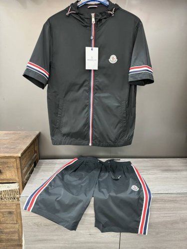 套装Moner2025新款休闲套装，细节精致高级，高级感满满。定制高端面料，上身挺括有型，舒适不紧绷。干净利落的剪裁都市风十足，穿上心情就好，高端潮流时尚人士首