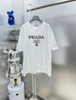 pra*普拉达 2025夏季新款刺绣字母Logo短袖Tee 专柜同步有售，原单狠货，时尚 进口原版科技面料，上身舒适透气，原版定制五金辅料，上身帅气有型，三标齐