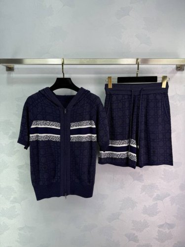 Dior*蜜峰刺绣针织套装 时尚懒人成套穿青春洋溢活力减龄不必费心已，高级的休闲感，对身材无要求，谁穿谁有型！上衣打造为连帽卫衣造型设计悠闲随性小宽松的版型超显
