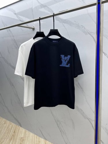 lv*路易威登 2025Fw春夏新品圆领打底外穿T恤，立体感Logo微廓形半袖纯棉打底，手感面糯有骨感，柔而有韧性。工艺处理，韧性和抗皱性能得到大幅度提高。微廓