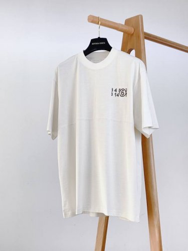 maison Margiela Mm6 马丁马吉拉 2025Ss春夏新品 限定款T恤，以排山倒海之势成为搜索率最高、关注度最高，明星潮人们最爱的新宠。各种机场L