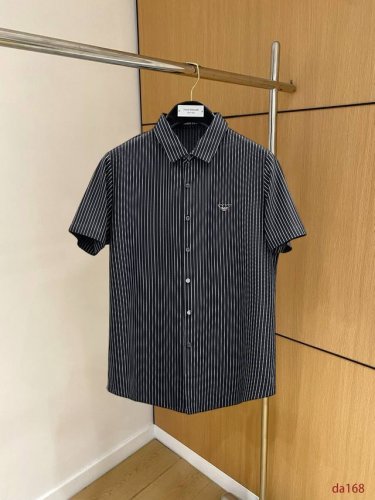 阿玛尼 高端商务 白领 单位人士必入单品！ 无痕压胶冰丝休闲商务短袖衬衫，科技面料，冰丝无痕，体感非常棒，手感顺滑质感很棒！弹性好，无任何束缚感，面料自带透气网