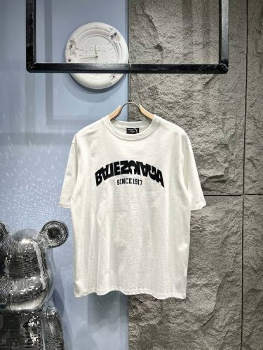 p210Balenciaga*巴黎世家 简约倒钩字母T恤 *原版定制280克双股双纱纯棉面料 这款面料和柜柜一样，采用环保定染原色，面料棉纤维长度长 纺成纱线后