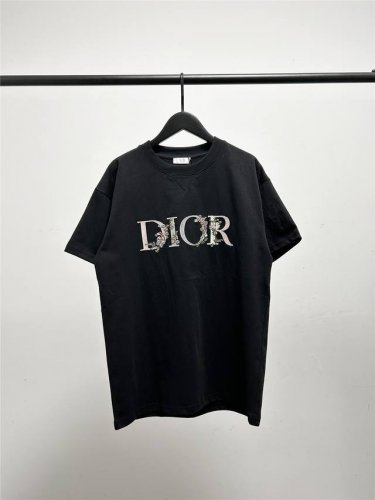 迪奥Dior胸前花朵刺绣男女同款短袖T恤！ Dior限定伦敦系列胸前小标刺绣款圆领短袖T恤 精纺棉材质轻薄透气，上手棉感偏强，透气性吸湿性强；螺纹运用混纺工艺，