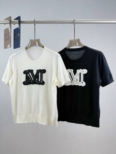 Ma家 字母套头短袖 100%绵羊毛面料 胸前大M是植绒工艺 非常精致 立体 边缘裁剪干净 轻松展现品牌魅力 配色低调温柔 绵羊毛成衣柔软细腻又不失垂感 贴身穿