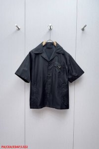L502 paprada再生尼龙短袖衬衫 面料选择： 选用品牌标志性的再生尼龙面料，表面呈现丝绸光泽与细腻肌理，同时又保持相对轻盈的克重，与传统尼龙高强度，抗撕