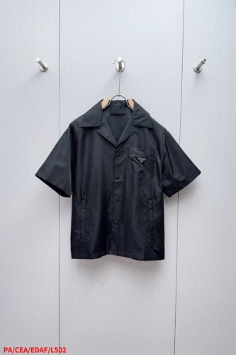 L502 paprada再生尼龙短袖衬衫 面料选择： 选用品牌标志性的再生尼龙面料，表面呈现丝绸光泽与细腻肌理，同时又保持相对轻盈的克重，与传统尼龙高强度，抗撕