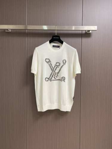 lv 2025Ss新款针织短袖T恤 航海系列的元素 Lv经典的扭绳Logo 面料是超级舒适的针织材质 整件衣服手感柔软细腻 透气性好 刺绣的图案增加了整体的高级