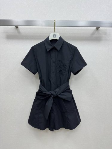25Ss Loew *25夏季系列新款 裸色衬衫连衣裙 高级定制棉感亲肤面料 度假风情怀不规则裙摆版型 胸前口袋字母徽标刺绣 Logo点缀 低调奢华又彰显品牌特