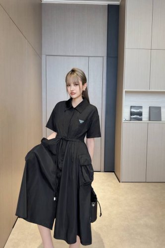 上新 prad* 普拉达 2025新品上架短袖抽绳连衣裙 定制Yb进口环保尼龙材质 质感轻薄透气 翻领短袖连衣长裙剪裁 前襟隐藏式全开襟随心调节 给时尚感加分