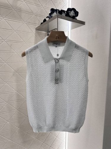 chane*2025新品上架 重工珠片银丝针织背心 定制Yb进口纱线织造 质感高级舒适 翻领针织背心 钮扣半开襟设计 印刻飞燕精致细节 彰显品牌个性 凸显穿搭高