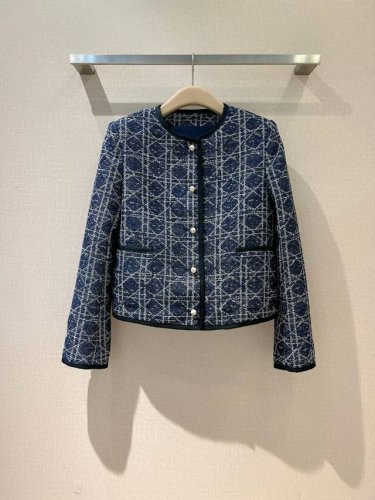 d家25早春新品~ 新到蓝色也很美 新款藤格纹外套，高级贵气感满满，上身非常显气质，可以搭配阔腿裤或者半裙，连衣裙跟其他单品搭配叠穿更有层次感. 定制面料与Cd