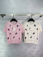 Max*刺绣短袖针织衫短袖套头。衣上有精致蜜蜂刺绣，时尚感满满。增添造型层次感 ！2色3码Sml T226B