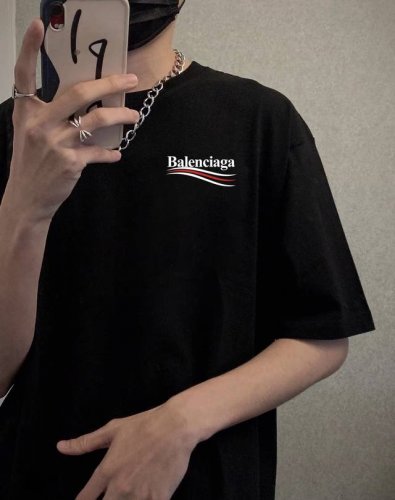 balenciaga巴黎世家可乐波浪短袖半袖T恤 采用260G双纱100%新疆精梳纯棉面料 采用过肩拉条工艺，百洗不变形！ -采用高端印花，百洗不开裂！ 宽松版