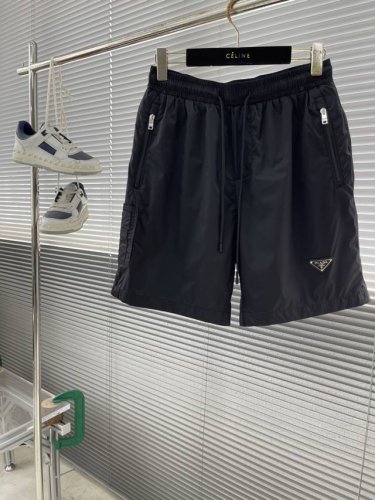 prad 25Ss春夏上新，最新Pa净色夏季短裤，精简商务风格。光滑的疏水涂层面料，轻薄便携，抽拉调节腰头镶配Pa经典三角徽标，兼具实用功能与时尚风格，尽显意式