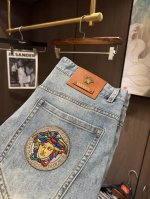 P240 Ver25S春夏男士直筒牛仔裤.......棉质牛仔面料打造 质地柔软又不失筋骨，手感干爽有韧性 经典的标志性浮雕徽标，灵魂般的点缀 各项指标皆为上品