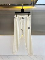 loewe罗意威、25S春夏新品男士抽绳休闲刺绣运动卫裤，全新发布新款定制，细节一丝不苟，打造出了常青树的百看不腻以及舒适百搭。休闲运动裤作为随时随地男人都能穿