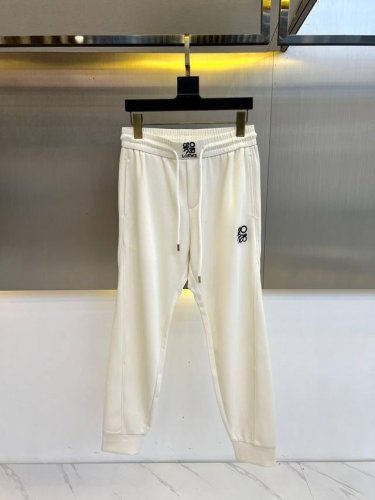 loewe罗意威、25S春夏新品男士抽绳休闲刺绣运动卫裤，全新发布新款定制，细节一丝不苟，打造出了常青树的百看不腻以及舒适百搭。休闲运动裤作为随时随地男人都能穿
