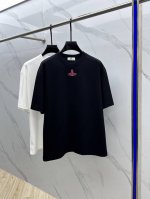 Vivienne*西太后 2025Fw春夏新品圆领打底外穿T恤，立体感Logo微廓形半袖纯棉打底，手感面糯有骨感，柔而有韧性。工艺处理，韧性和抗皱性能得到大幅度