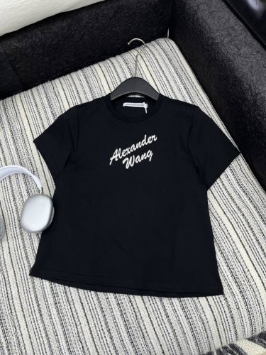 爆款现货 原版定制 Alex*｜2025早春新品圆领烫钻短袖 定制Yb棉材质 透气舒适 同色系螺纹拼接图案 质感十足 常规版型裁剪 精致撞色烫钻凸显品牌格调 修