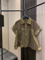 cacai 2025年新版短袖衬衫就是这件显瘦神器！撞色网纱拼接设计巧妙遮住手臂赘肉，修饰A版型上臂曲线。宽松百搭版型让你轻松穿出高级感欧货版型，搭配任何裤装都