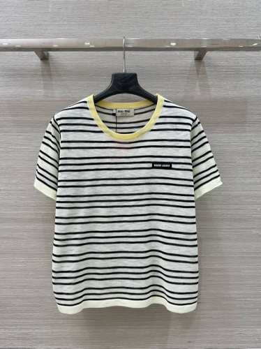 独家首发原单品质 Miu系女孩穿搭，25春夏新品！夏日清爽配色，名媛风针织短袖上衣，绝美小仙女白富美神器！撞色边条纹设计，定位字母徽标缀饰奢华又高级。经典圆领短