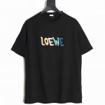 loewe 罗意威 彩虹绣花圆领短袖T恤 原 P10,100购买；轻质棉质T恤、宽松版型、标准长度、圆领罗口、胸前饰有标识刺绣 轻质纯棉紧密棉面料，采用24S特