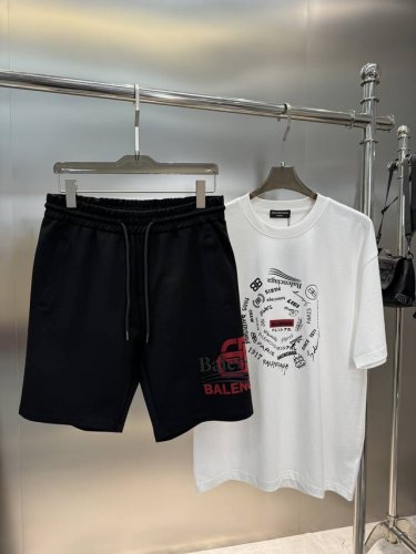 短袖 短裤 balenciag*巴黎-世家短裤推荐 25S五分休闲短裤.男女同款 可搭配套装侧身无缝工艺.经典品牌字母图形印花视觉冲击力时尚感强 采用高端锦棉面