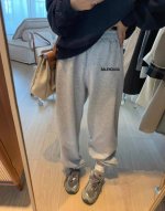 balenciaga 巴黎世家超百搭经典小标运动卫裤束脚裤休闲裤 ｜无敌版型｜｜男女同款｜ 面料采用超高品质华棉 最大的优点就是亲肤性跟保形性好 顶级面料带来超