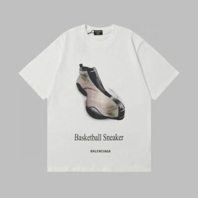 上新 高品质9179# 巴黎世家的魅力，于这件T恤上尽情绽放。纯净白底色如时尚画布，大胆的篮球鞋印花似灵动笔触，打破常规，勾勒不羁。每一寸面料，都承载着品牌的先