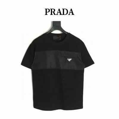 prada普拉达 25Ss 贴布口袋短袖T恤 采用进口田岛绣花机制作 辅料均开磨定制 正确配置 黑色2025普拉达正品包装 克定制定染爽滑珠地 版型大 宽松有型