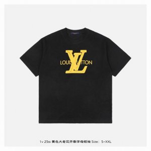 LV 25Ss 黄色大老花开裂字母短袖 面料采用 克重精梳棉 定制32支1*1螺纹 成衣两遍水洗处理 面料舒适亲肤无异感 定制定染面料 纺织密度高 垂感佳 不易