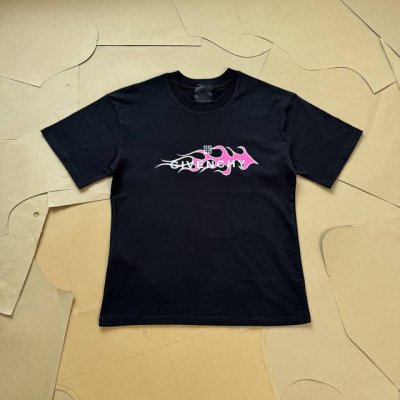 Givenchy纪梵希 Logo印花休闲圆领短袖T恤 不得不说Gvc家的衣服设计真的很棒 图案很有艺术感 这款T简直太酷了 好看又简约 绝绝子 小红书热门爆款｜