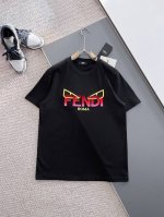 Fen芬迪高定面料 2025春夏新品上市时尚经典圆领短袖时尚单品设计，更加时尚舒适，高标准定制，上身非常有型，采用重磅280G双纱精梳棉材质 面料质感非常细腻，