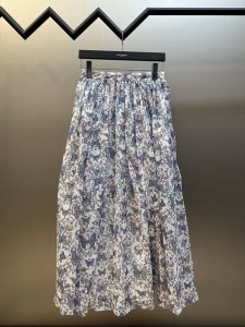 Dior 梦幻蝴蝶 喇叭型半裙 这款半裙突显经典廓形 饰以彼得罗 鲁福 D pietro Ruffo 设计的多色 D pa D pillon 茹伊印花图案 在优
