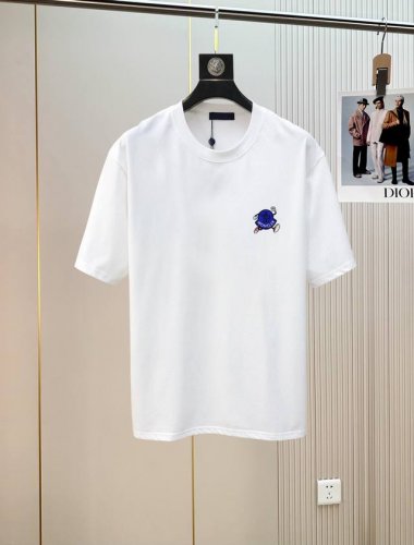 蒙口刺绣。2530春夏新品时尚圆领短袖高级定制百搭款式！更有实用感 任何人都可以轻松驾驭 采用95%棉+5%天丝面料制作，手感非常奈斯，不起球，不变形，奢华经典