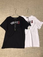 versace 范思哲 女士新品别针饰扭结草莓刺绣贴布字母印花短袖抓褶T恤上衣Smlxl