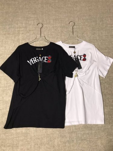 versace 范思哲 女士新品别针饰扭结草莓刺绣贴布字母印花短袖抓褶T恤上衣Smlxl