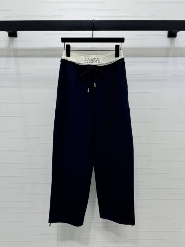 上新原单高端品质 Mm6 2025春夏最新系列！撞色拼接休闲长裤！定制进口斜纹棉材质 面料柔软舒适 挺括时尚 高腰阔腿直筒长裤版型 利用撞色松紧织带拼接装饰在腰