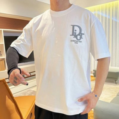 Dio* 顶级货品2025春夏新款首发专柜最新款短袖圆领T恤 高端订制 设计前卫时尚！品牌Logo重工艺设计 高端定制260克面料.手感柔软.穿着舒适.专柜级别