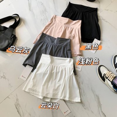 爆款Lululemon网球裙， 面料：速干柔软舒适透气.有弹力 品质很好 女生人手必备单品 夏季节的百搭实用单品，兼顾运动与休闲风格，适合瑜伽、跑步、日常穿搭等