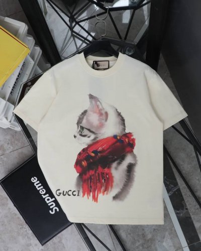 古驰 Gucci围巾小猫印花圆领短袖T恤 款号：356 原版面料官方同款短袖T恤 定制280 克同缸染面料手感非常舒服 春夏最新砖柜同步时尚又个性超级百搭好看的