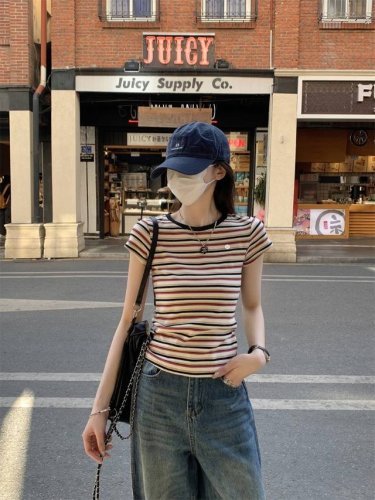 露露Lululemon 哇塞！Lululemon 这件 T 恤美到犯规 宝子们，Lululemon 纯棉夏季圆领复古撞色条纹短袖 T 恤，绝对是今季衣橱的点睛之