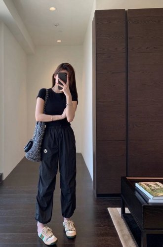lululemon 夏季新款轻薄高腰伞兵裤，非常重工的一款工装冰丝裤，宽松版型尽显腿长，冷科技行走的空调裤，不愧是Lulu的设计师，每次都站在时尚的前沿！ 出口