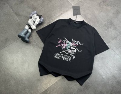 潮牌Arcteryx 始祖鸟两色夏季字母大Logo错位重叠印花短袖！纯棉男女同款T恤上衣 前胸印花Logo字母，后幅印花始祖鸟Logo！胸前以及后背不开裂不脱胶