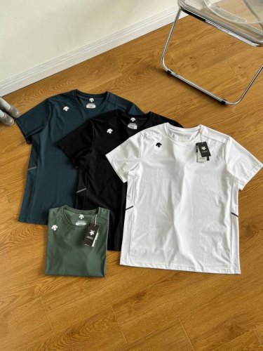 供 独家新款超高品质Descente迪桑特男士冰丝冷感面料短袖上衣夏运动休闲圆领Polo衫 官网专柜同步在售~~ 科技面料是东丽公司新型科技面料，该面料具备冰爽