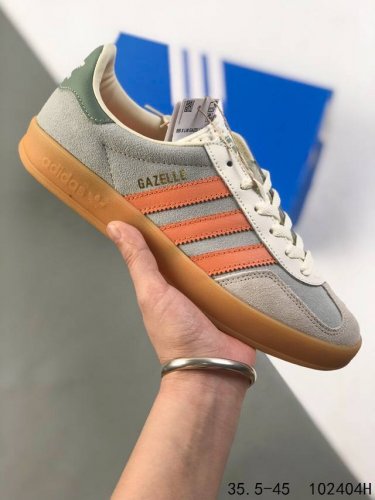 真标带半码 阿迪达斯Adidas Gazelle Indoor 三叶草休闲防滑耐磨低帮板鞋 鞋头出色设计 塑就出众贴合感 稳固的后跟贴合足部曲线设计 软弹舒适